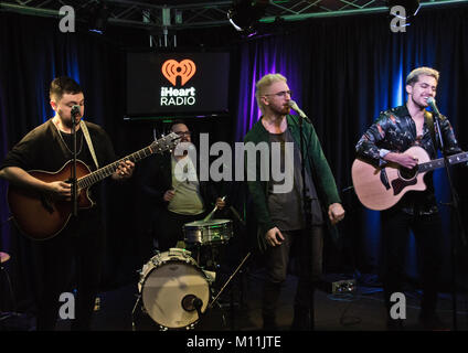 Bala Cynwyd, PA, Stati Uniti d'America. Il 21 gennaio, 2018. American band alternative rock a piedi la luna visita Radio 104.5's teatro delle prestazioni. Foto Stock