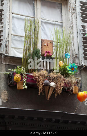 Originariamente la finestra decorata in Colmar. L'Alsazia, Francia Foto Stock