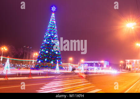 Gomel, Bielorussia - 23 dicembre 2016: bellissimo albero di Natale sulla piazza della città Foto Stock
