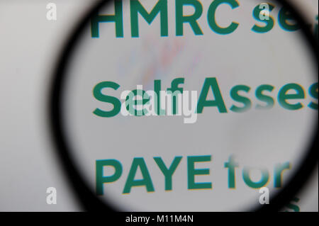 HM Revenue & Customs sito visto attraverso una lente di ingrandimento Foto Stock