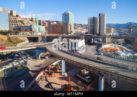 Genova, Italia - 17 Gennaio 2018: Genova skyline della città con cavalcavia e moderni edifici, porto industriale distretto Foto Stock