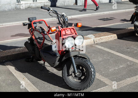 Milano, Italia - 19 Gennaio 2018: Rosso Zoomer 49cc scooter sviluppati da Honda sorge su un parcheggio in città Foto Stock