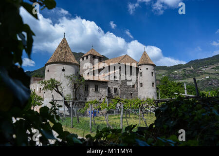 Castel Mareccio, ITALIANA Castel Mareccio, è un castello situato nel centro storico di Bolzano, Alto Adige, Italia settentrionale. Foto Stock