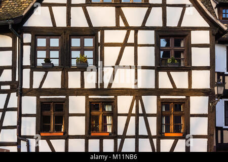 Facciata di un antico borgo medievale casa in legno e muratura a Strasburgo, Francia Foto Stock
