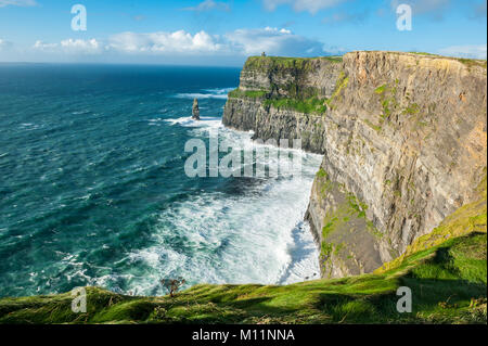 Le Scogliere di Moher irlandesi, naturali più visitati attrazione turistica, sono scogliere sul mare situato presso il bordo sudoccidentale del Burren regione in County Foto Stock