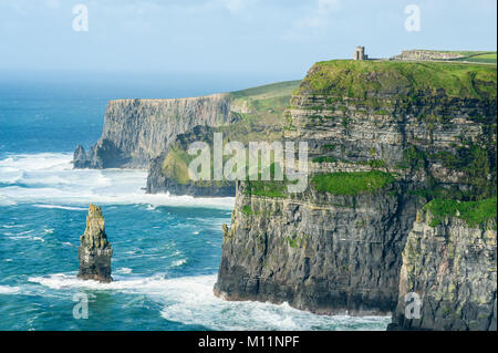 O'Brien's Tower sulle scogliere di Moher irlandesi, naturali più visitati attrazione turistica, sono scogliere sul mare situato presso il bordo sudoccidentale del Burre Foto Stock