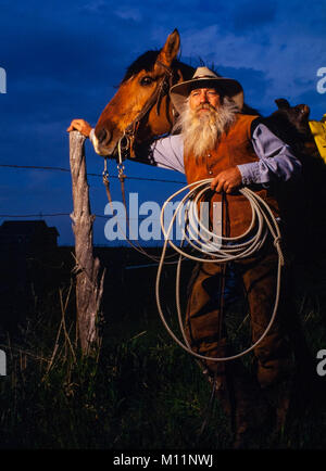 Il Rancher Dale Buxcel e il suo cavallo in Sud Dakota gamma. Foto Stock