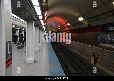 A South Bound Red Line treno tira fuori il lago St. Station su Chicago è stato Street Subway. Il lago offre un facile accesso al quartiere del teatro. Foto Stock