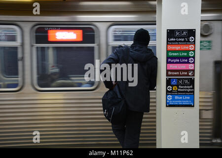 A South Bound Red Line treno entra nel lago di St. Station su Chicago è stato Street Subway. Il lago offre un facile accesso al quartiere del teatro. Foto Stock