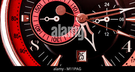 Extreme ravvicinata di un orologio da polso faccia/ meccanica con sfondo nero e rosso e rosa Foto Stock