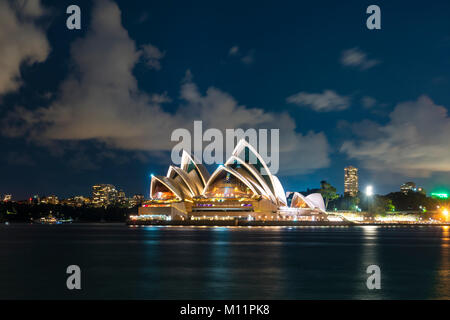 Sydney Opera House di notte Foto Stock