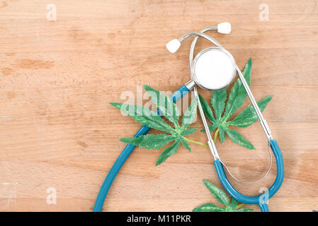 Foglia di marijuana e stetoscopio. Foto Stock