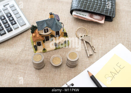 Risparmio di denaro a casa. Concetto di ipoteca Foto Stock