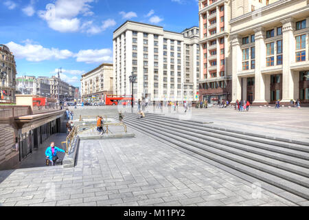 Mosca, Russia - aprile 24.2016: ricostruito Manezhnaya Square, Tverskaya Street e Okhotny Ryad Street Foto Stock