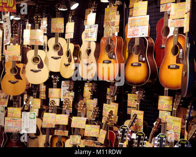 Chitarre acustiche sul display in uno strumento musicale negozio in Kyoto, Giappone 2017 Foto Stock