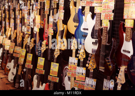 Chitarre elettriche e chitarre basso sul display in uno strumento musicale negozio in Kyoto, Giappone 2017 Foto Stock