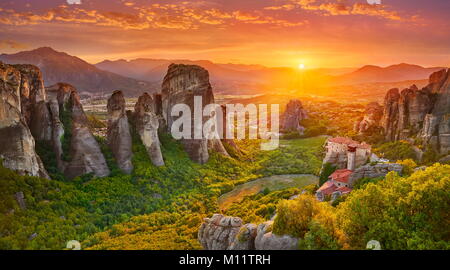 Tramonto panoramico vista sul Monastero di Meteora, Grecia Foto Stock