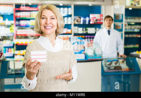 Coppia donna sorridente vicino al contatore in farmacia farmacia Foto Stock