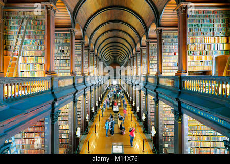 La sala lunga, la vecchia libreria del Trinity College di Dublino, Irlanda Foto Stock