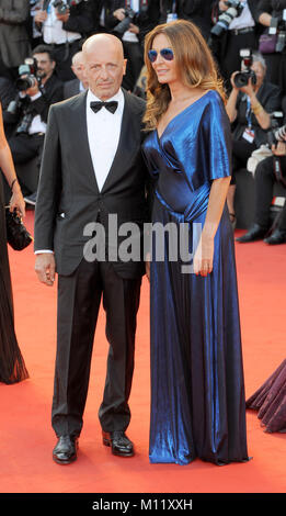 Alessandro Sallusti e Daniela Santanche assistere alla cerimonia di apertura e Birdman premiere durante la settantunesima Festival del Cinema di Venezia. © Paul Treadway Foto Stock