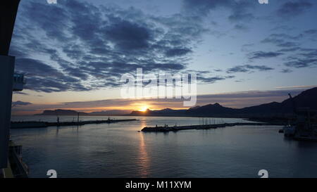 La crociera nel Mediterraneo mare vicino al porto di Palermo, Sicilia, Italia dal tramonto all'alba Foto Stock