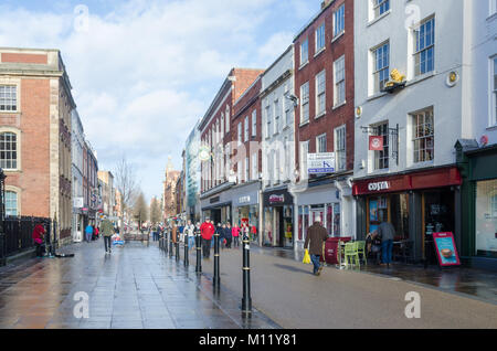 Negozi e acquirenti in High Street, Worcester, Regno Unito Foto Stock