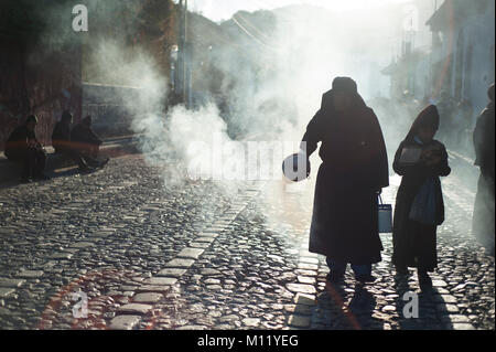 Una strada è coperto con il fumo dell'incenso durante la processione per la Semana Santa (Pasqua) in Antigua, Guatemala. Foto Stock