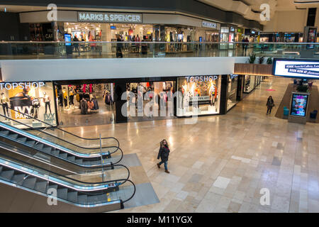 All'interno di una tranquilla Queensgate Shopping Centre, con la gente e la scala mobile al piano terra e al primo piano. Città di Peterborough, Cambridgeshire, Inghilterra, Regno Unito. Foto Stock