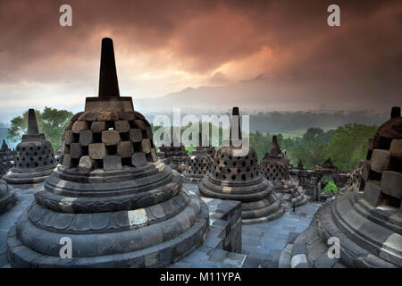 Indonesia. Java. Yogyakarta ( Jokjakarta ). Il Borobudur. Tempio buddista all'alba. Unesco - Sito Patrimonio dell'umanità. Foto Stock