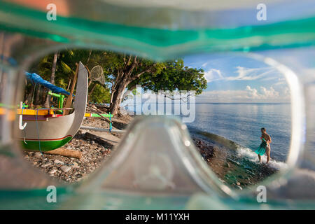 Indonesia, isola di Bali, vicino al villaggio di Tejakula, Gaia Oasis Resort. Donna con pinne e boccaglio. Foto Stock