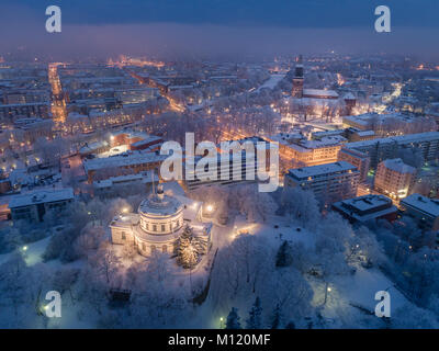 Angolo di Alta Vista aerea del vecchio osservatorio vartiovuori edificio, progettato da Johan Carl Ludvig Engel a 1810, e la cattedrale di Turku in inverno mattina Foto Stock