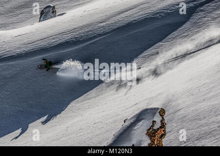 Uno sciatore sci fuori pista in francese alpine ski resort di Courchevel. Foto Stock