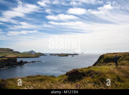 Skellig Michael Island come si vede dall' isola Valentia, Kerry Irlanda Foto Stock