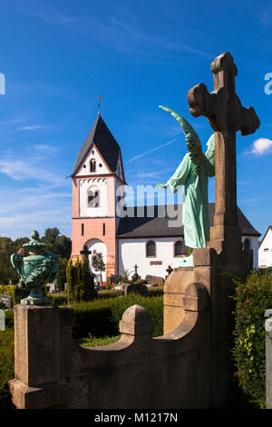 Germania, Colonia, Angelo presso il cimitero di San Michele Cappella nel Quartiere Zuendorf. Deutschland, Koeln, Engel auf dem Friedhof an der San Mic Foto Stock