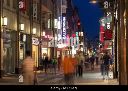 Germania, Colonia, la strada dello shopping Hohe Strasse. Deutschland, Koeln, die Einkaufsstrasse Hohe Strasse. Foto Stock