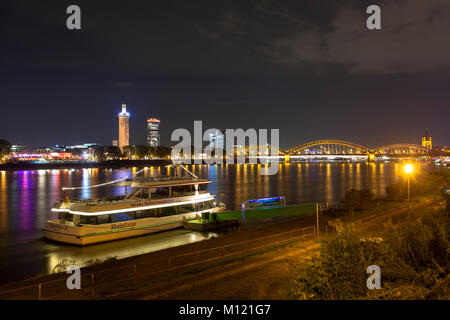 Germania, Colonia, vista sul fiume Reno al quartiere Deutz, la vecchia torre dell'ex centro espositivo, il grattacielo CologneTriangle di Foto Stock