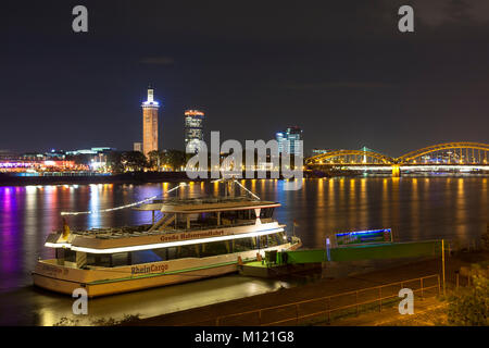 Germania, Colonia, vista sul fiume Reno al quartiere Deutz, la vecchia torre dell'ex centro espositivo, il grattacielo CologneTriangle di Foto Stock