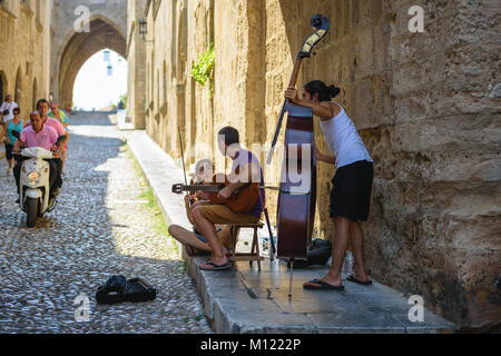 RHODES, Grecia - Agosto 2017: musicisti di strada in strada stretta di Rodi città sull isola di Rodi, Grecia Foto Stock