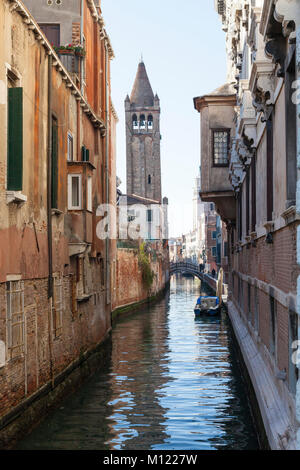 Rio de San Barnaba canal, Dorsoduro, Venezia, Veneto, Italia tra edifici storici sul campanile di San Barnaba Chiesa su un soleggiato inverno Foto Stock