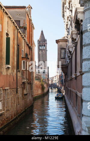 Le strette Rio de San Barnaba canal, Dorsoduro, Venezia, Veneto, Italia tra edifici storici sul campanile di San Barnaba chiesa con r Foto Stock