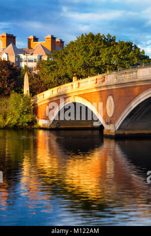 La Harvard University ponte sul fiume Charles e a Cambridge, Massachusetts. Bella la mattina presto luce con riflessi. In verticale Foto Stock