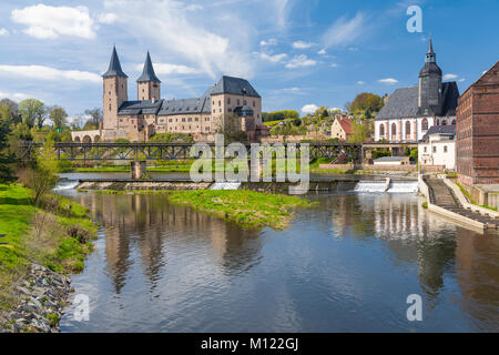 Rochlitz Castello con il fiume Zwickauer Mulde,sulla destra la Basilica di San Pietro e il vecchio mulino,Rochlitz,Sassonia, Germania Foto Stock