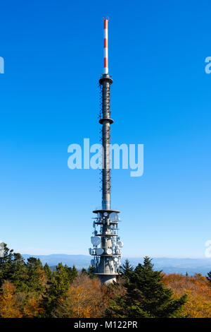 Torre televisiva sul monte Brotjacklriegel,Bayerischer Wald,Bassa Baviera, Baviera, Germania Foto Stock