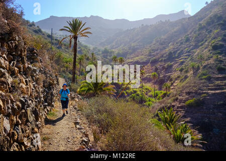 Donna trekking sul Sentiero del Barranco de Simancas,vicino Vallehermoso,La Gomera,Isole Canarie,Spagna Foto Stock