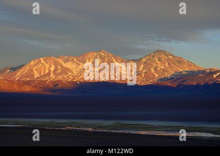 Vulcano Nevado Tres Cruces al tramonto,Parco Nazionale Nevado Tres Cruces,Región de Atacama, Cile Foto Stock