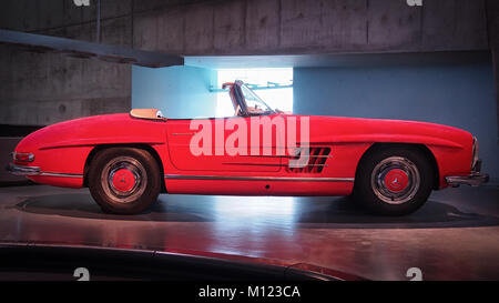 STUTTGART, Germania-Aprile 7, 2017: 1962 Mercedes-Benz 300SL Roadster nel museo Mercedes. Foto Stock