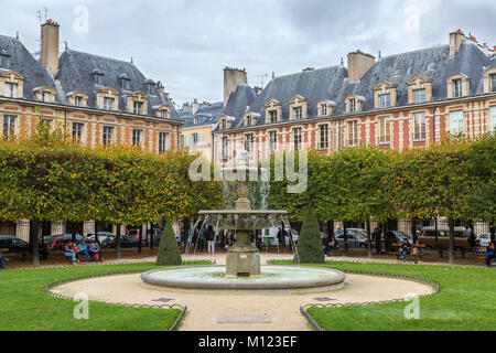 Fontana,Place des Vosges,Parigi,Francia Foto Stock