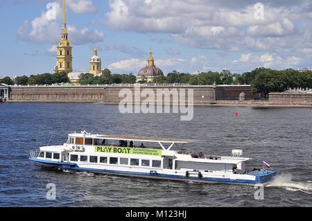 Imbarcazione da diporto sul fiume Neva davanti alla Basilica di San Pietro e Paolo. ST.PETERSBURG, Russia Foto Stock