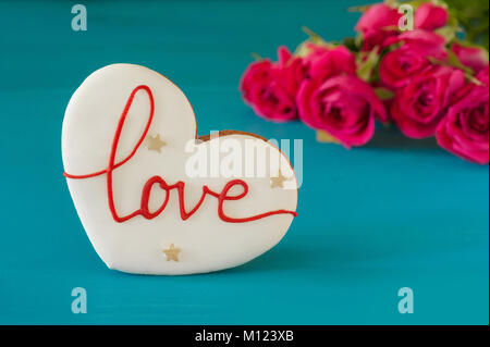 Concetto di amore. Gingerbread a forma di cuore con la scritta amore. dono nella casella. fare una proposta di sposare Foto Stock