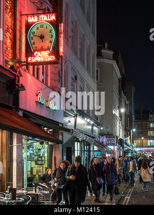 Bar Italia London - insegna al neon fuori il famoso Bar Italia bar caffetteria in Frith Street a Londra nel quartiere di Soho. Foto Stock